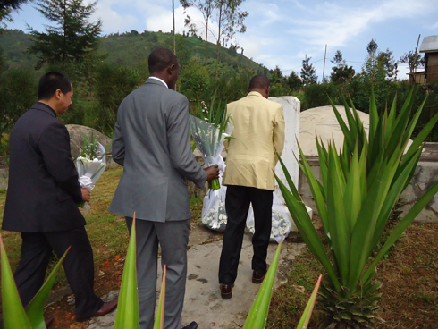 Abayobozi ku mpande zombi bagiye gishyira indabo ku mva z'Abashinwa bashyinguye mu karere ka Rulindo.