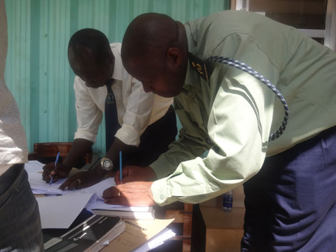 Abashinzwe abinjira n'abasohoka ku mpande zombi bahererekanya Abatanzaniya bari barirukanwe mu gihugu cyabo.