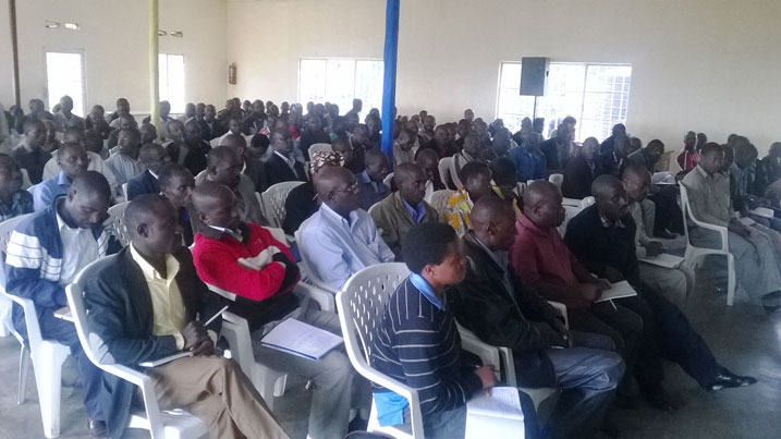 Abashinzwe uburenzi mu nzego zitandukanye mu karere ka Rutsiro baganiriye ku mabwiriza mashya yo kugaburira abana ku ishuri.