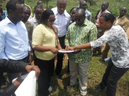 Abashinzwe imyubakire barereka Minisitiri w