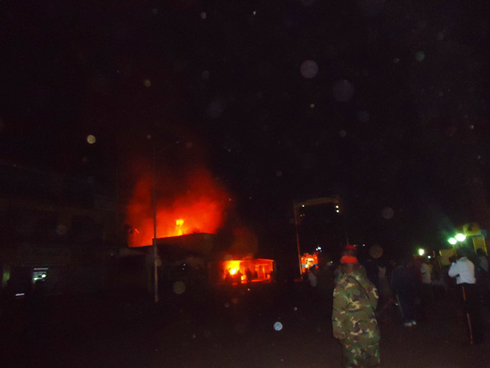 Abashinzwe umutekano bahise batabara batangira kuzimya umuriro.