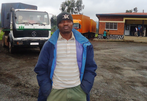 Sammy yashimye uburyo abashinzwe umutekano babafashije bakabona ho baparika amakamyo yabo.