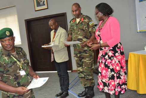 Abashoje amahugurwa bahawe inyemezabumenyi.