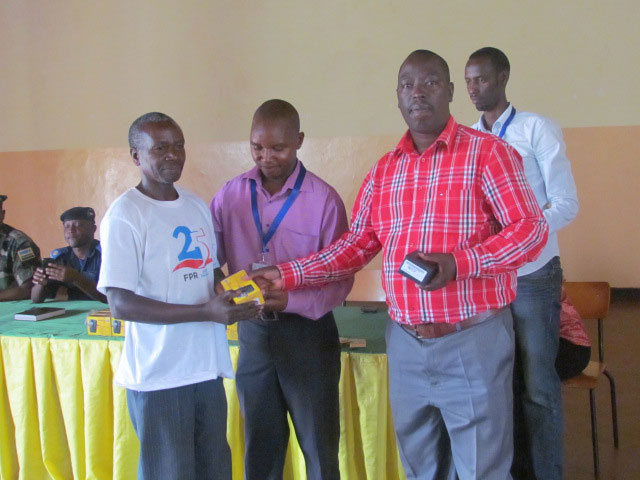 Abashyikirijwe telefone bishimiye icyo gikorwa bavuga ko kizabafasha.