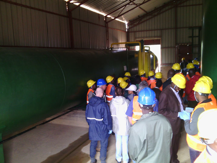 Abashyitsi batemberezwa imbere mu ruganda rutunganya amapoto ngo akomere abashe kuramba.