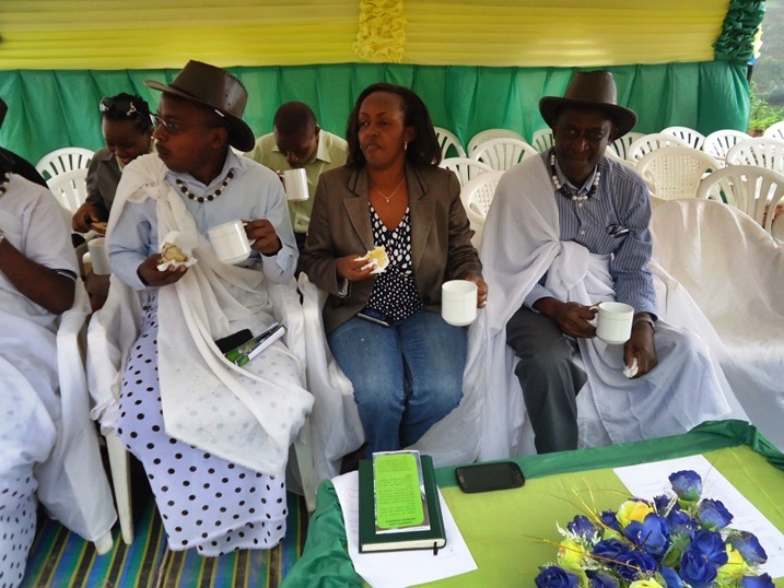 Abashyitsi bagaburiwe ku mata.