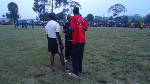 Abasifuzi bari gukemura ikibazo cy'igitego cya Cyanika cyatumye umukino uhagarara.