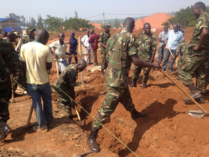 Abasirikare bafatanyije n'abaturage gukora fondasiyo y'ahazubakwa inzu y'ikigo nderabuzima cya Mayange.
