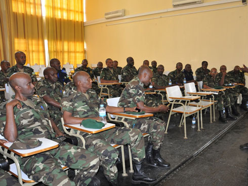 Abasirikare bari guhugurwa mu ishuri Rwanda peace Academy.