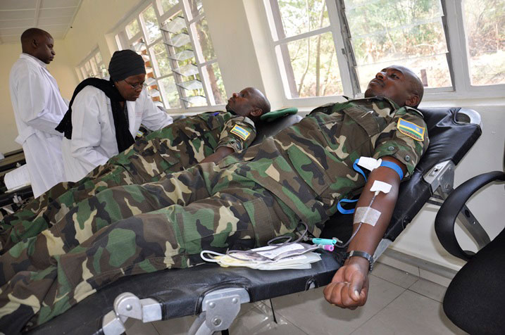 Abasirikare bitabiriye igikorwa cyo gutanga amaraso ku bushake ari benshi.