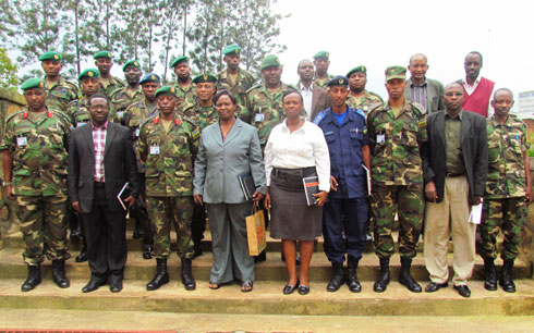 Abasirikare bo mu Ishuri rya Nyakinama n'abayobozi batandukanye bafata ifoto y'Urwibutso.