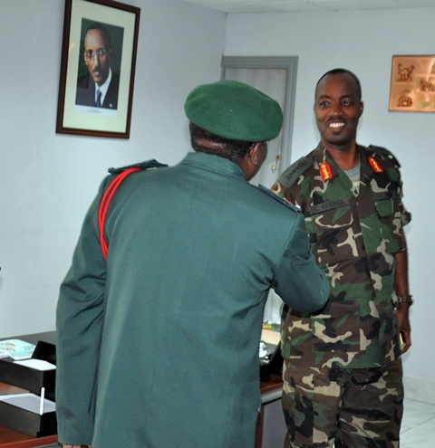 Abasirikare baturutse muri Tanzaniya banabonanye n'Umugaba mukuru w'Ingabo z'u Rwanda, Lt Gen Charles Kayonga.