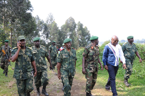 Gen. Bauba Abamba (utambaye gisirikare)hamwe n