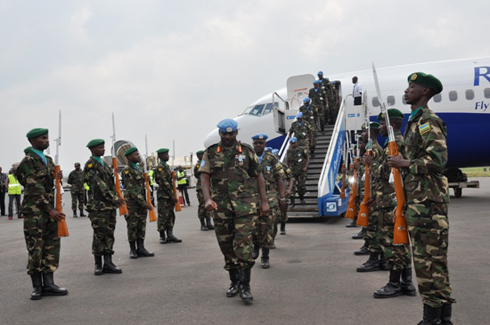 Abasirikare b'u Rwanda bakira bagenzi babo bavuye mu butumwa bw'amahoro muri Sudani y'Amajyepfo.