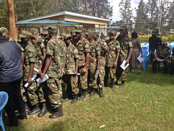 Abasirikari bato n'abakuru bitabiriye gutanga amaraso.