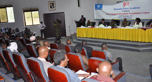 Aba ni abasivili bo mu bihugu binyuranye baje kwigira mu ishuri Rwanda Peace Academy Abayapani bubatse uko babungabunga amahoro