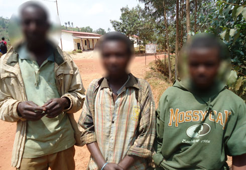 Abasore batatu bakekwaho gutera Uzamukunda. (Foto: L. Nshimiyimana)