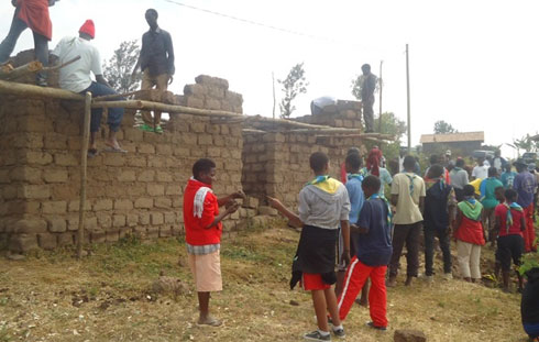 Abasukuti barimo kubakira utishoboye.