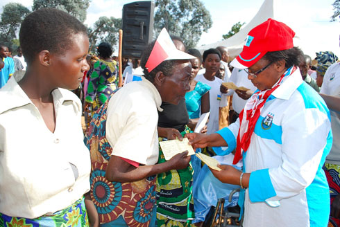 Abatishoboye barimo n'abakecuru b'inshike bahawe ubwisungane mu kwivuza.