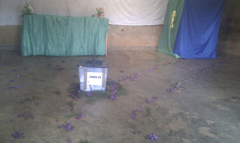 Abatoreye muri icyi cyumba bwa mbere basanze gitatsemo indabyo.