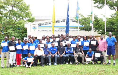 Abatoza bari barangije amahugurwa mu gutoza abana umupira.