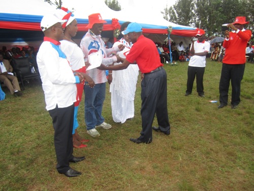 Abatsinze amarushanwa ku rwego rw'akarere bahawe certificate.