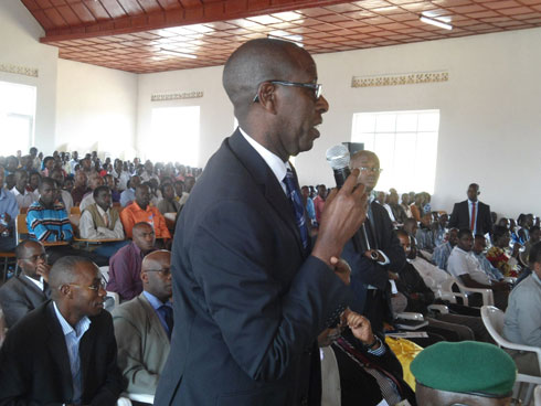 Abaturage bitabiriye ikiganiro cya Minisitiri Musoni ari benshi ndetse bamwe bahawe ijambo batanga ibitekerezo.