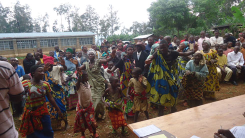 Abaturage bacinyaga akadiho bishimira ivuriro bahawe.