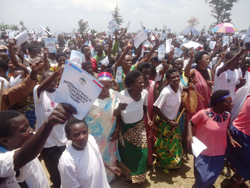 Abaturage b'umurenge wa Bushenge baje kwamamaza FPR Inkotanyi bayihamiriza ko bazayitora.