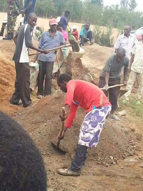 Abaturage bafatanya guponda isima ikoreshwa mu kubaka.