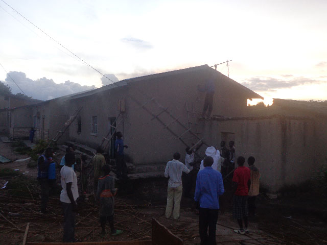 Abaturage bagaragaje ubufatanye mu kuzimya iyi nkingi y