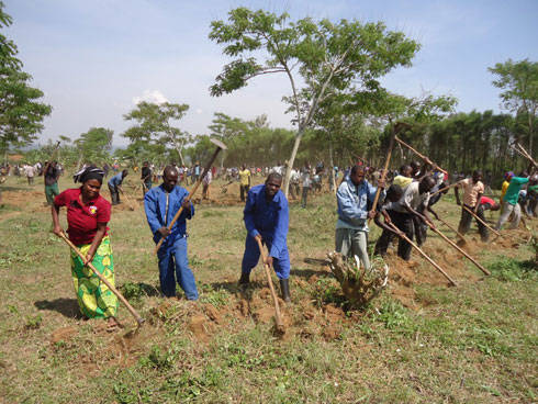 Abaturage baharura ibyatsi kandi nabo wasangaga babyishimiye.
