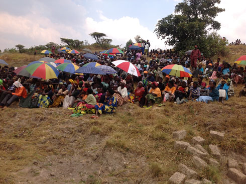 Abaturage baje gufata mu mugongo umuryango wa Benimana.