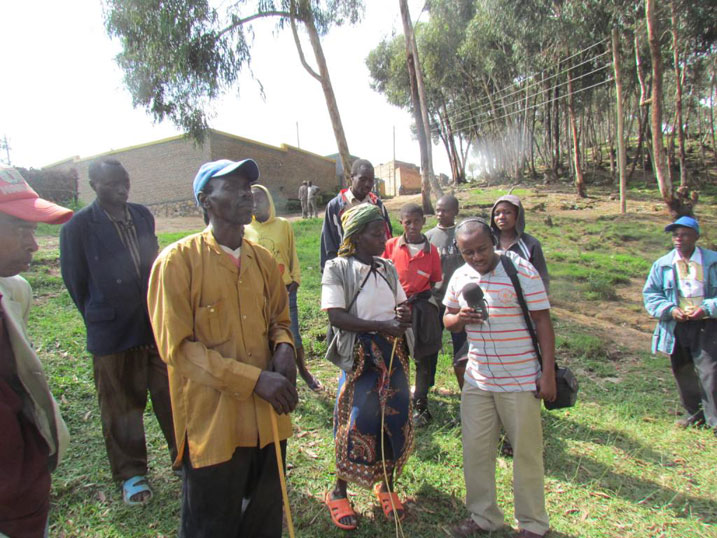 Abaturage baje guhabwa inka batangarije itangazamakuru ko bashimira Leta y