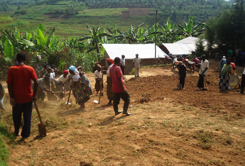 Abaturage bakora umuhanda mu mudugudu wa Gahondo. (Foto:L.Nshimiyimana)