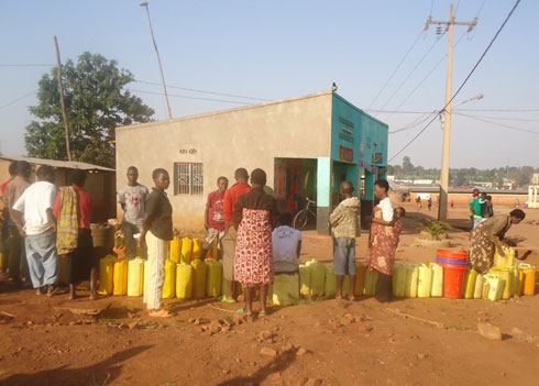 Abaturage bamara amasaha menshi batonze umurongo ku tuzu tw'amazi bamwe bagataha batayabonye.