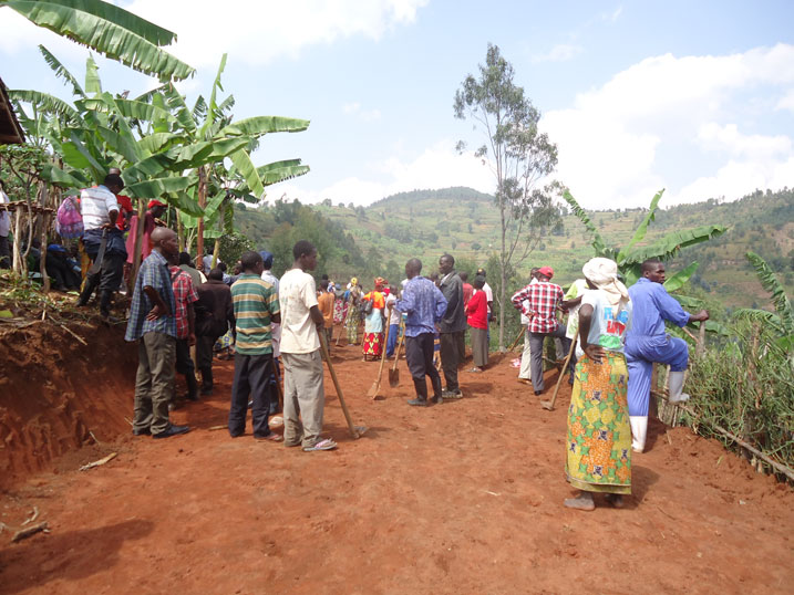 Abaturage banakoze umuhanda uzajya uborohereza kugera kuri Poste de Sante ya Musasa.