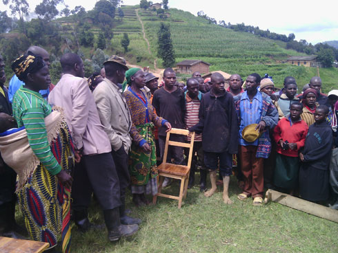 Abaturage bari baje kumva urubanza bishimiye ko rwabereye aho icyaha cyakorewe.