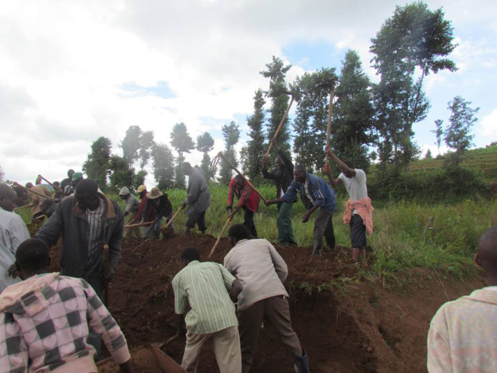 Abaturage bari gukora amaterasi y'indinganire.