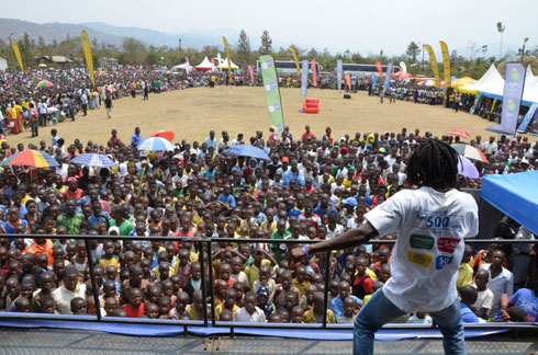 Abaturage bari imbaga nyamwinshi mu gikorwa cyo kwiga ikoranabuhanga.