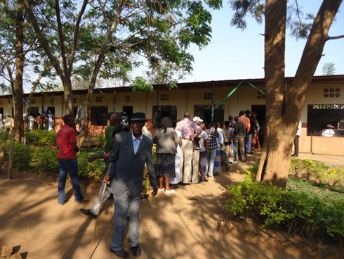 Abaturage bari ku murongo bashaka kwinjira mu cyumba cy'itora.