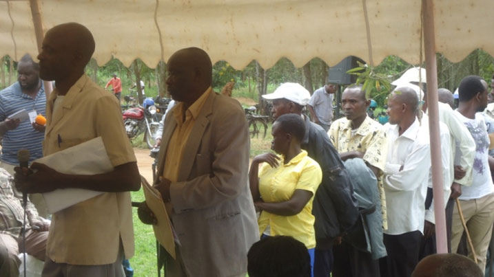 Abaturage bari ku murongo bategereje kubaza ibibazo byabo.