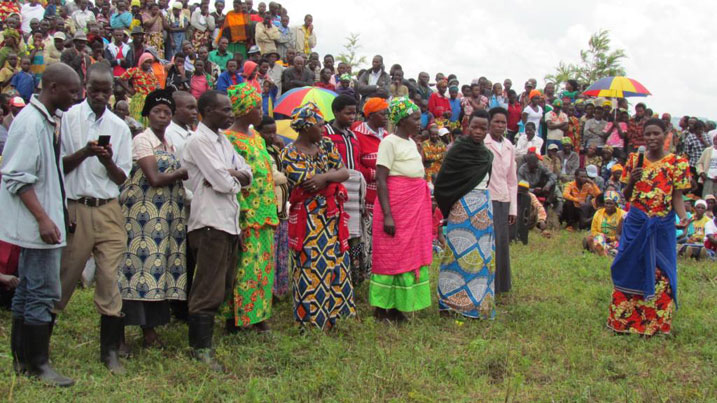 Abaturage bari kubaza ibibazo Ministiri Kalibata.