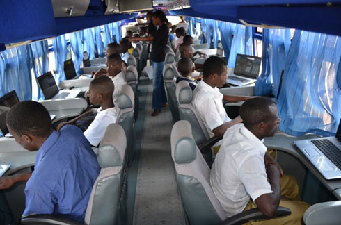 Urubyiruko rwabonye amahirwe yo kwiga gukoresha mudasobwa. Aha bari muri bisi ya RDB.