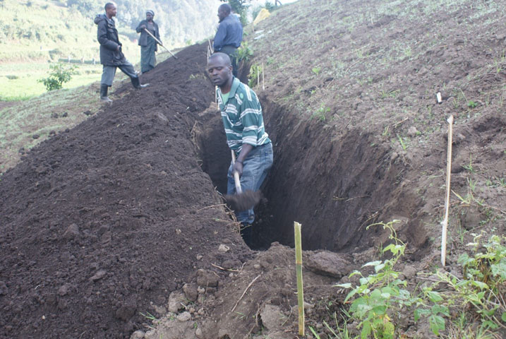 Abaturage barimo guhanga imirwanyasuri nka bumwe mu buryo bwo gukumira ibiza.