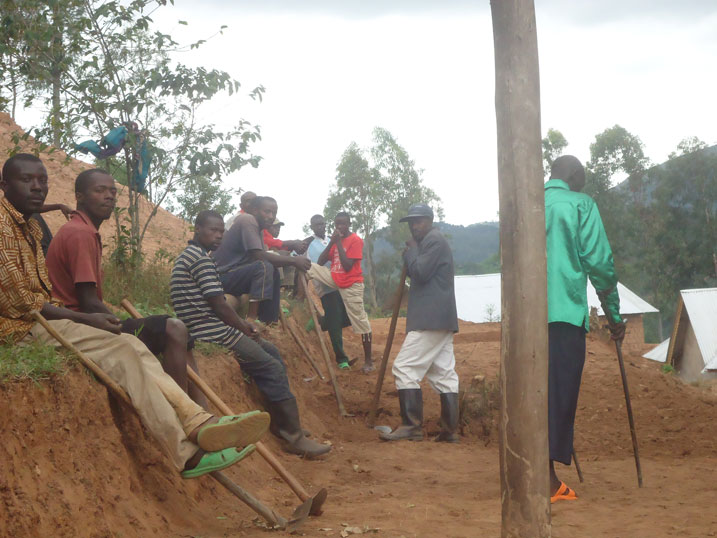 Abaturage baruhuka nyuma yo gukora umuganda wo kwihangira umuhanda.
