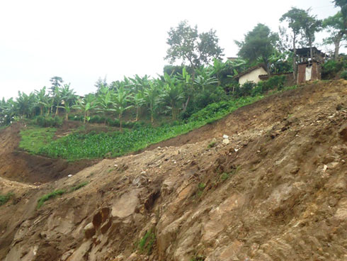 Abaturage basatiriwe n'umuhanda basabwe kwimuka bagakodesha kandi amafaranga y'ubukode agatangwa na Sosiyete y'Abashinwa 'China Road & Bridge Corporation'.