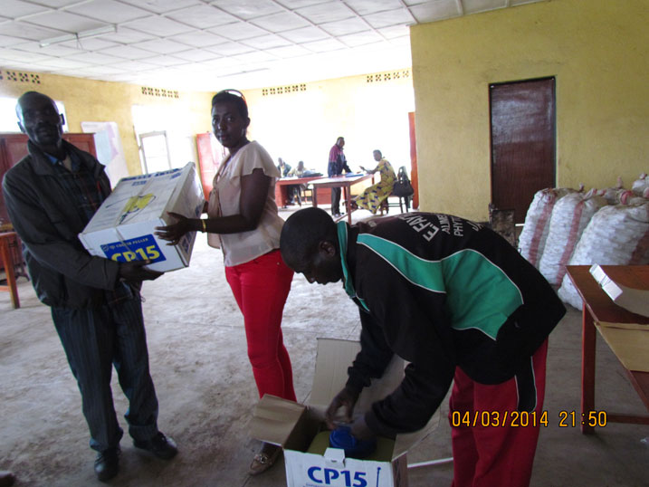 Abaturage bashyikirizwa ibyuma bitera imiti ibirayi.