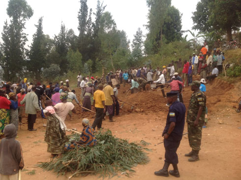 Abaturage basiza ikibanza ahazubakwa amashuri y'uburezi bw'ibanze bw'imyaka 12.