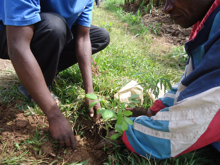 Abaturage batera ibiti kuri ruhurura yo mu Mujyi wa Kibuye mu muganda ngarukakwezi.
